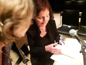 Louise Dupré en signature après une représentation